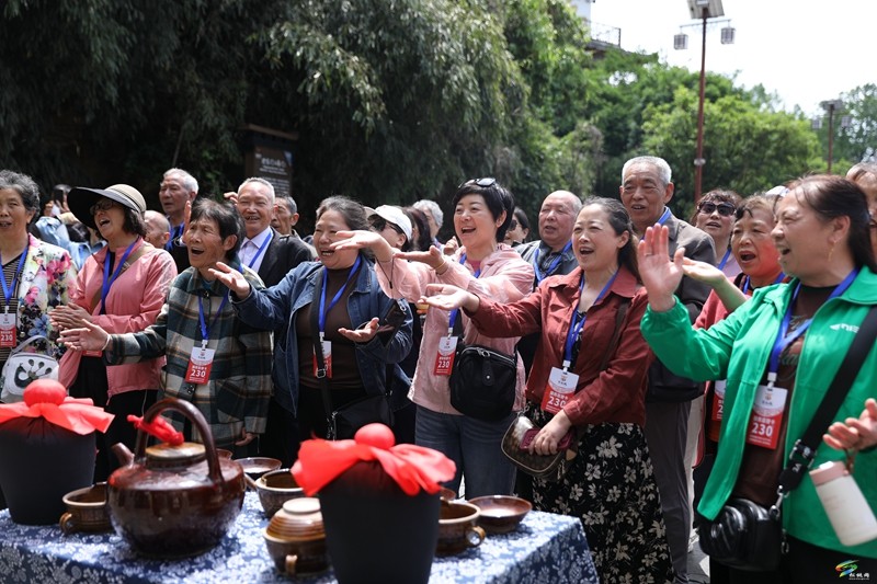 松桃:苗王城非遺體驗(yàn)引熱潮 傳統(tǒng)技藝激活鄉(xiāng)村游