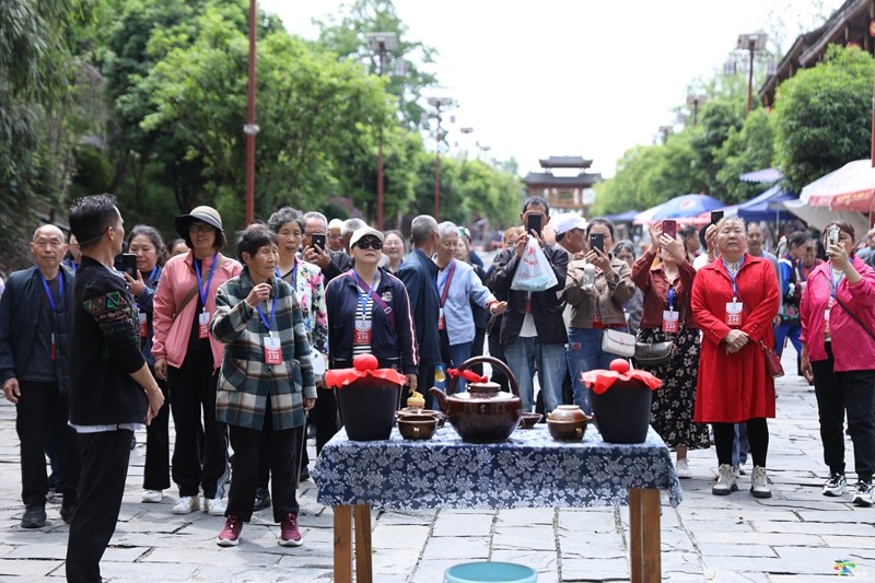 松桃:苗王城非遺體驗(yàn)引熱潮 傳統(tǒng)技藝激活鄉(xiāng)村游