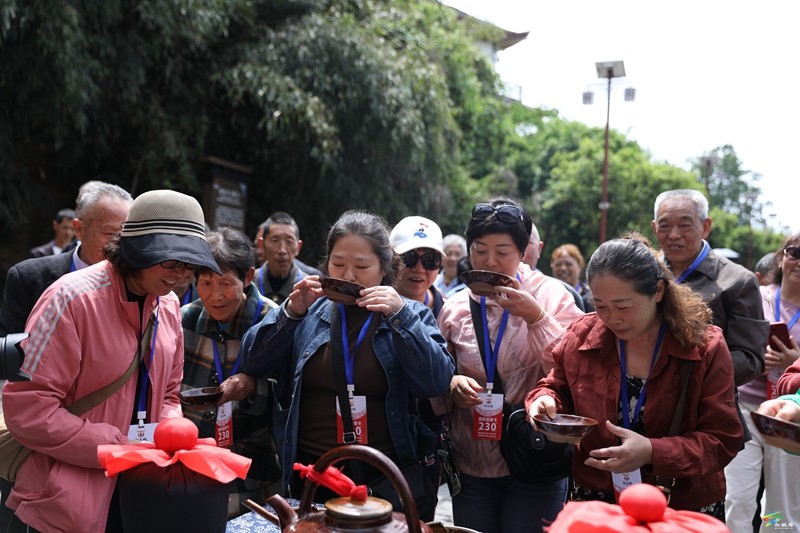 松桃:苗王城非遺體驗(yàn)引熱潮 傳統(tǒng)技藝激活鄉(xiāng)村游