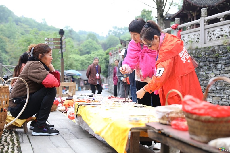 松桃:苗王城非遺體驗(yàn)引熱潮 傳統(tǒng)技藝激活鄉(xiāng)村游
