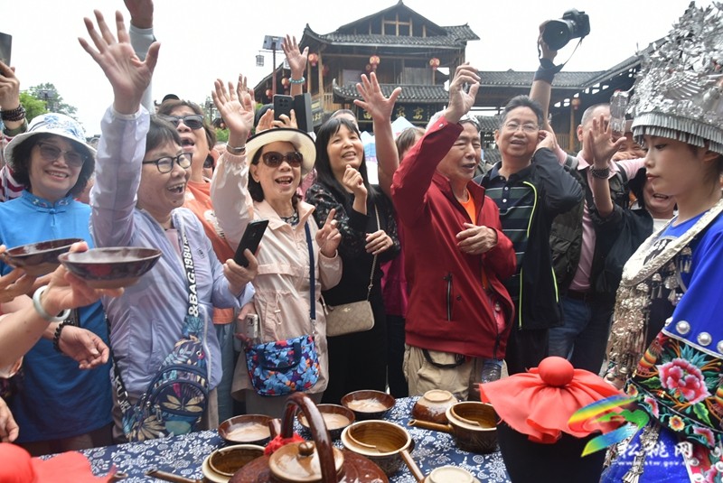 八方賓朋聚苗城 歌舞歡度“四月八”