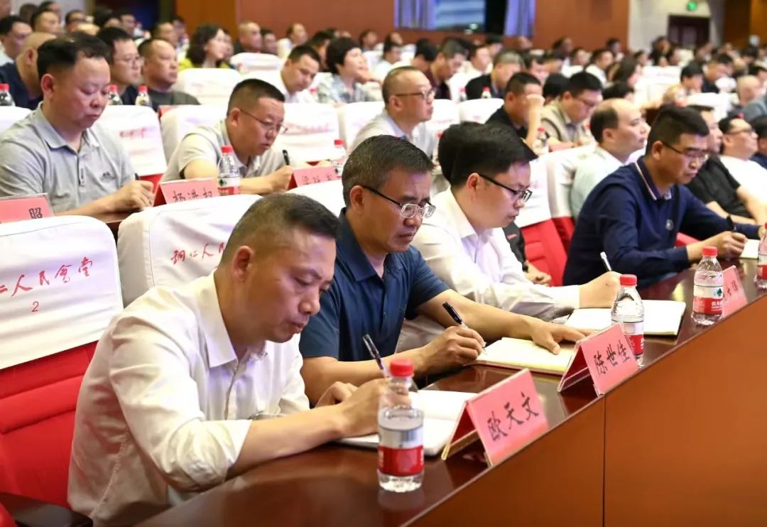銅仁市深入貫徹中央八項(xiàng)規(guī)定精神學(xué)習(xí)教育集中專(zhuān)題輔導(dǎo)會(huì)舉行
