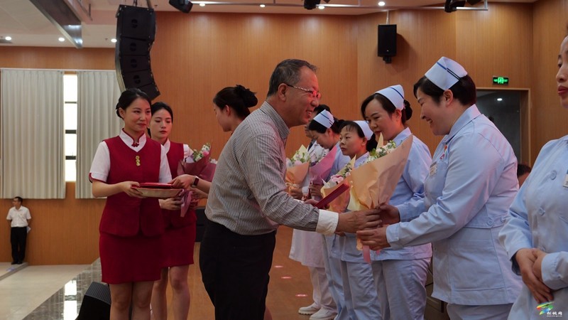 縣人民醫(yī)院召開慶祝2025年“5·12”國(guó)際護(hù)士節(jié)表彰大會(huì)