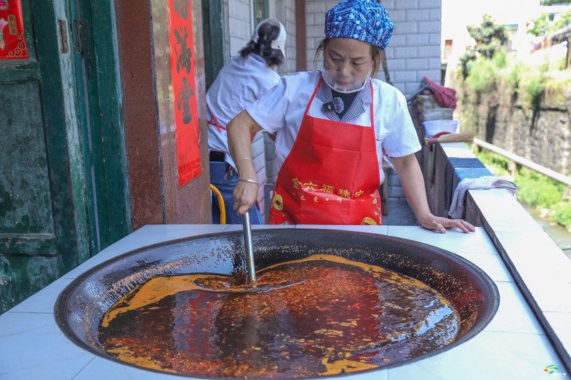 甘龍鎮(zhèn)：木姜子與辣椒的奇妙融合  小作坊“炒熱”辣椒產(chǎn)業(yè)