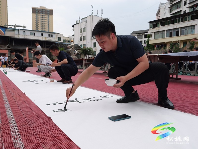 松桃第三完小：墨灑筆尖寫(xiě)春秋 一撇一捺是傳承