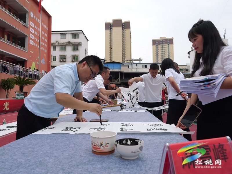 松桃第三完小：墨灑筆尖寫(xiě)春秋 一撇一捺是傳承