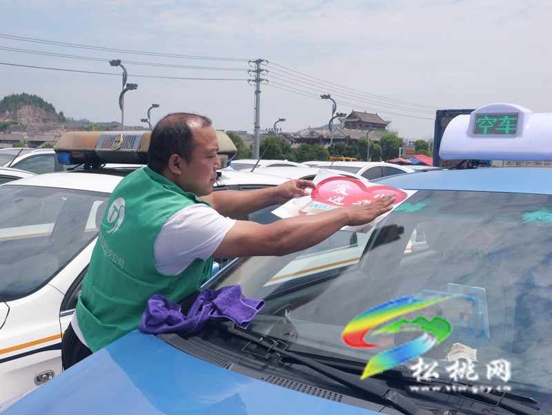 松桃：287輛“愛心送考車”啟程 護(hù)航高考學(xué)子“趕考路”