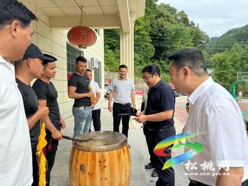 吳廷友慰問牛郎松江矮紅龍舟隊(duì)