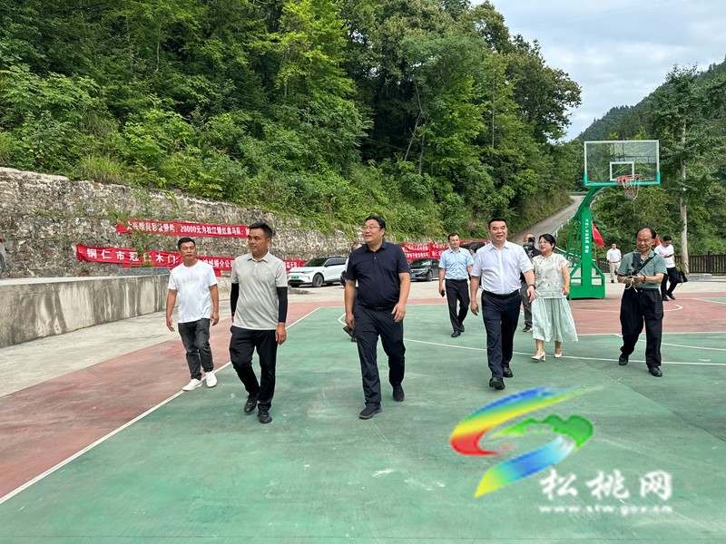 吳廷友慰問牛郎松江矮紅龍舟隊(duì)