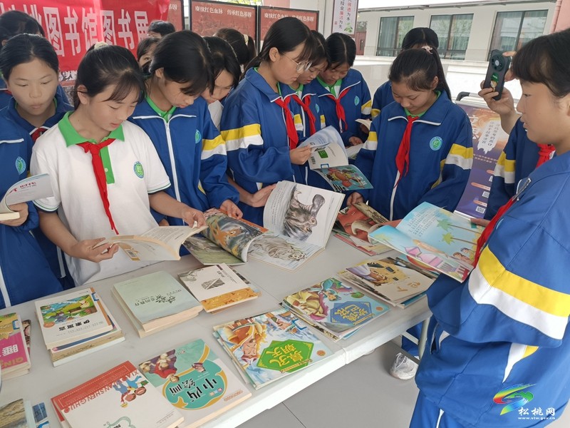 “書香逐夢 啟航未來——松桃圖書館畢業(yè)季閱讀賦能行動”走進天龍湖小學(xué)
