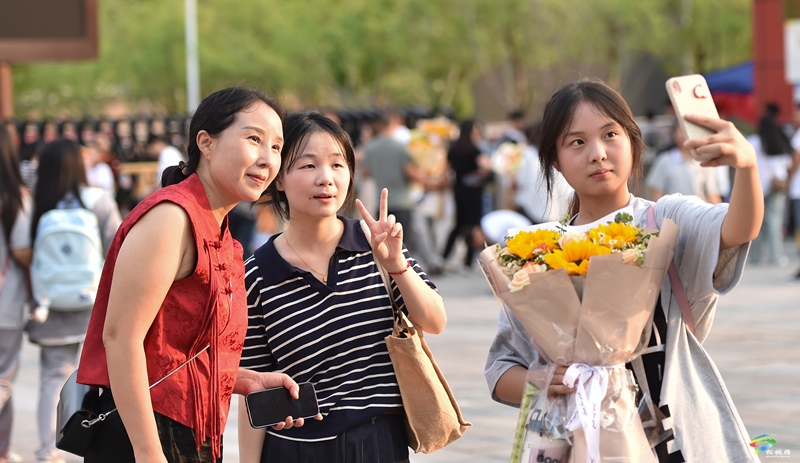 高考落幕，青春?jiǎn)⒑健睋羲商腋呖冀Y(jié)束現(xiàn)場(chǎng)