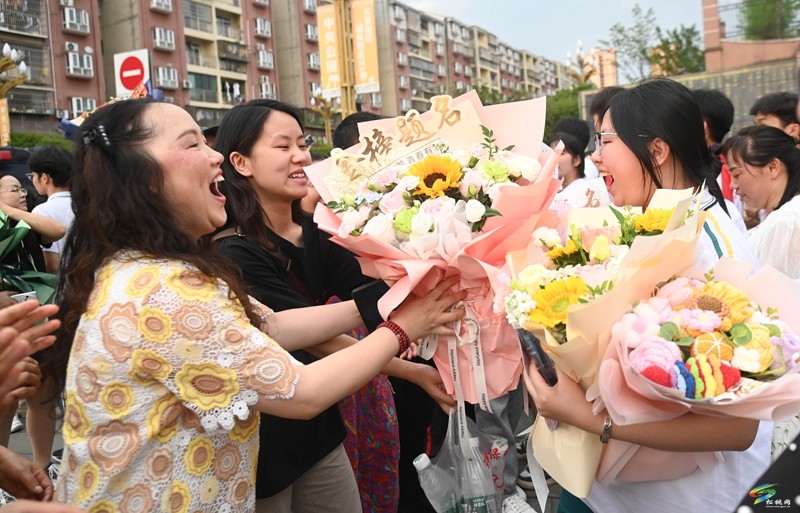 高考落幕，青春?jiǎn)⒑健睋羲商腋呖冀Y(jié)束現(xiàn)場(chǎng)