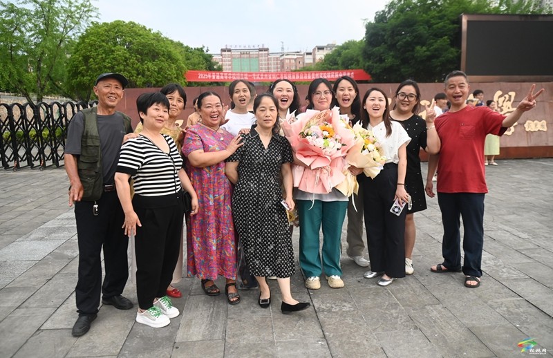 高考落幕，青春?jiǎn)⒑健睋羲商腋呖冀Y(jié)束現(xiàn)場(chǎng)