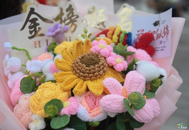 高考落幕，青春?jiǎn)⒑健睋羲商腋呖冀Y(jié)束現(xiàn)場(chǎng)