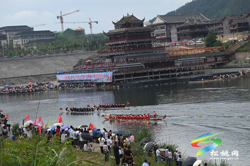 龍舟競渡九龍湖  展苗鄉(xiāng)健兒風采