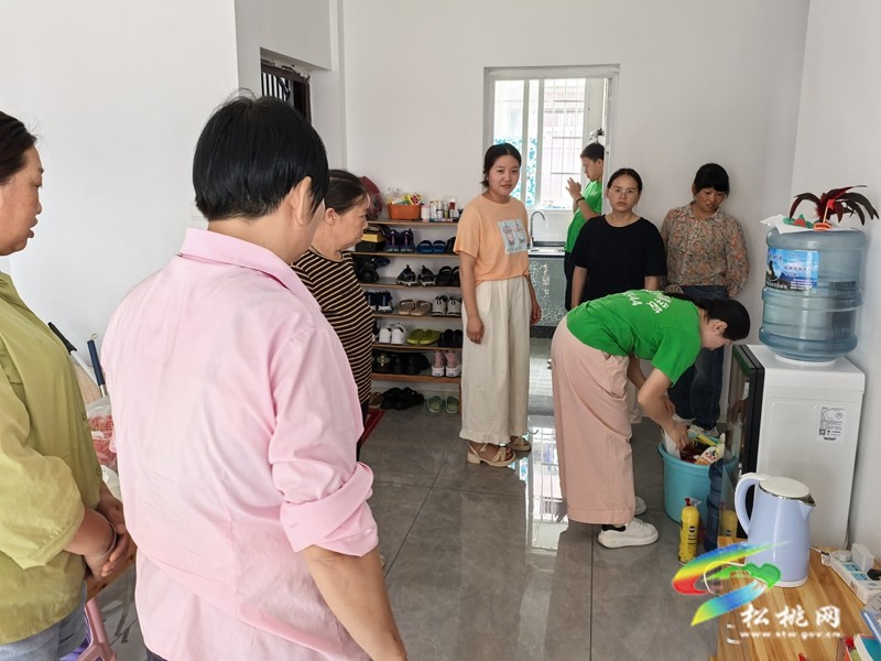縣婦聯(lián)到團(tuán)山社區(qū)開展家政賦能集中培訓(xùn)會(huì)