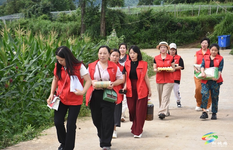 諾萬娜光·公益情系當(dāng)造村 幫扶暖民心