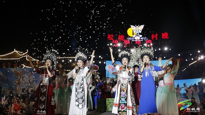【吃貴州“晚飯”·看松桃村晚】松桃村晚酣戰(zhàn)：長坪鄉(xiāng)苗韻流淌展風(fēng)情 瓦溪鄉(xiāng)機(jī)器人靈動(dòng)秀新意
