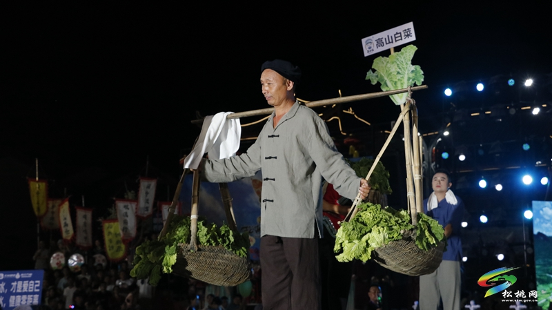【吃貴州“晚飯”·看松桃村晚】松桃村晚酣戰(zhàn)：長坪鄉(xiāng)苗韻流淌展風(fēng)情 瓦溪鄉(xiāng)機(jī)器人靈動(dòng)秀新意