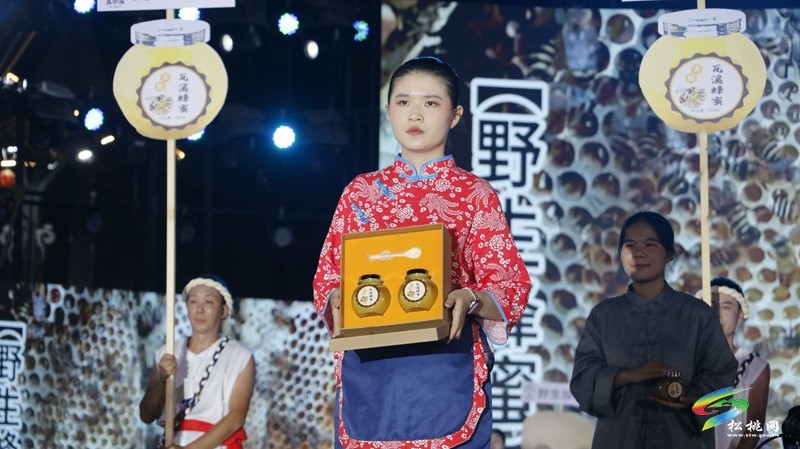 【吃貴州“晚飯”·看松桃村晚】松桃村晚酣戰(zhàn)：長坪鄉(xiāng)苗韻流淌展風(fēng)情 瓦溪鄉(xiāng)機(jī)器人靈動(dòng)秀新意