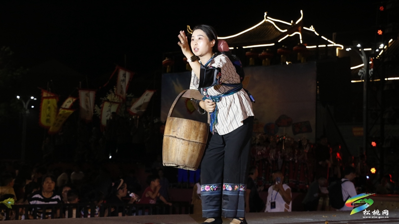 【吃貴州“晚飯”·看松桃村晚】松桃村晚酣戰(zhàn)：長坪鄉(xiāng)苗韻流淌展風(fēng)情 瓦溪鄉(xiāng)機(jī)器人靈動(dòng)秀新意