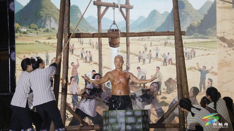 【吃貴州“晚飯”·看松桃村晚】松桃村晚酣戰(zhàn)：長坪鄉(xiāng)苗韻流淌展風(fēng)情 瓦溪鄉(xiāng)機(jī)器人靈動(dòng)秀新意