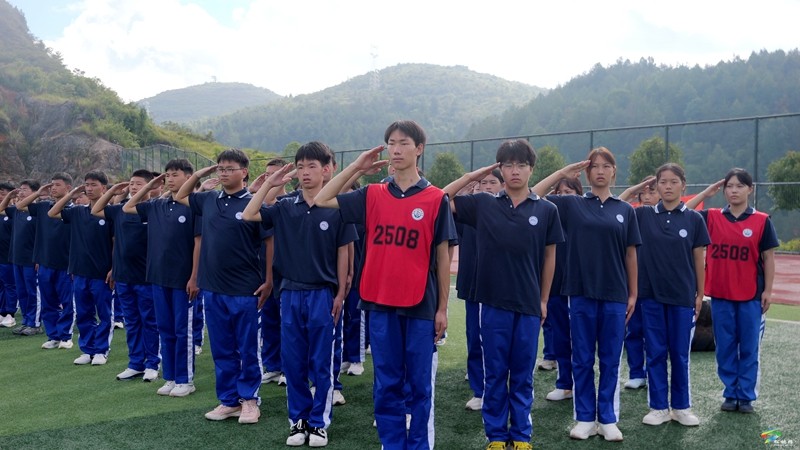 少年何懼驕陽(yáng)烈?意氣風(fēng)發(fā)英姿颯?|2025級(jí)高一新生軍訓(xùn)“火熱”進(jìn)行中