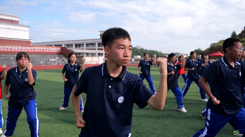 少年何懼驕陽(yáng)烈?意氣風(fēng)發(fā)英姿颯?|2025級(jí)高一新生軍訓(xùn)“火熱”進(jìn)行中