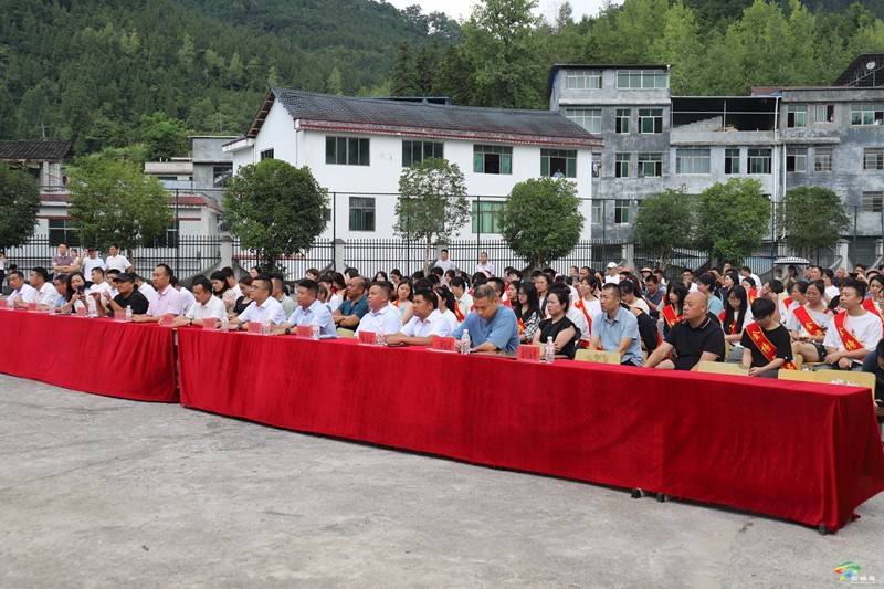 愛心為筆繪“夢卷”，助學為帆啟“新程”--冷水溪鎮(zhèn)金秋助學暖人心