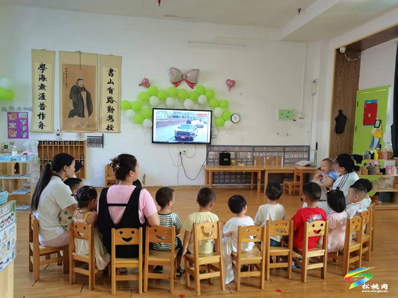 為閱兵助威 為祖國(guó)點(diǎn)贊！松桃干部群眾集中收看九三盛大閱兵