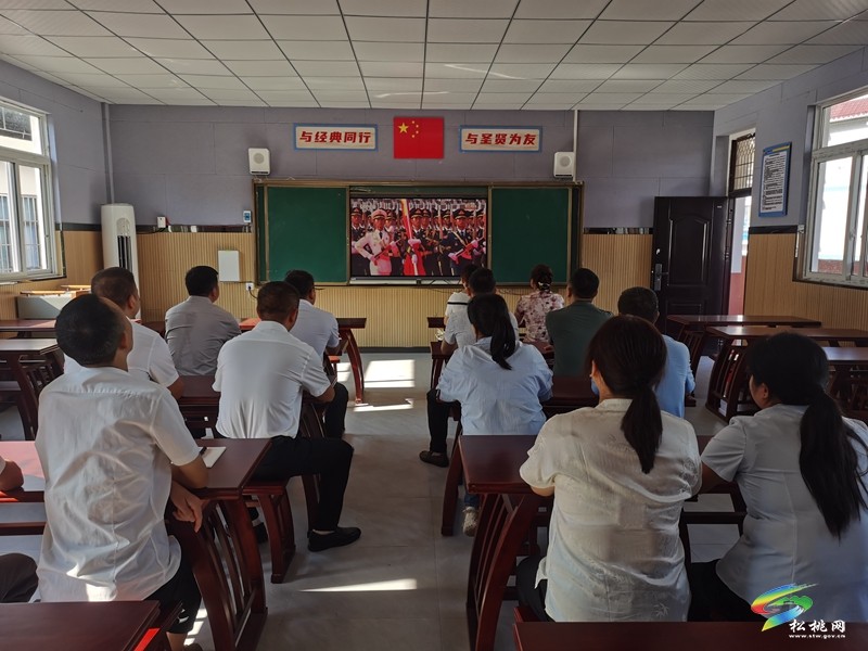 妙隘鄉(xiāng)完小師生集中觀看九三閱兵盛況