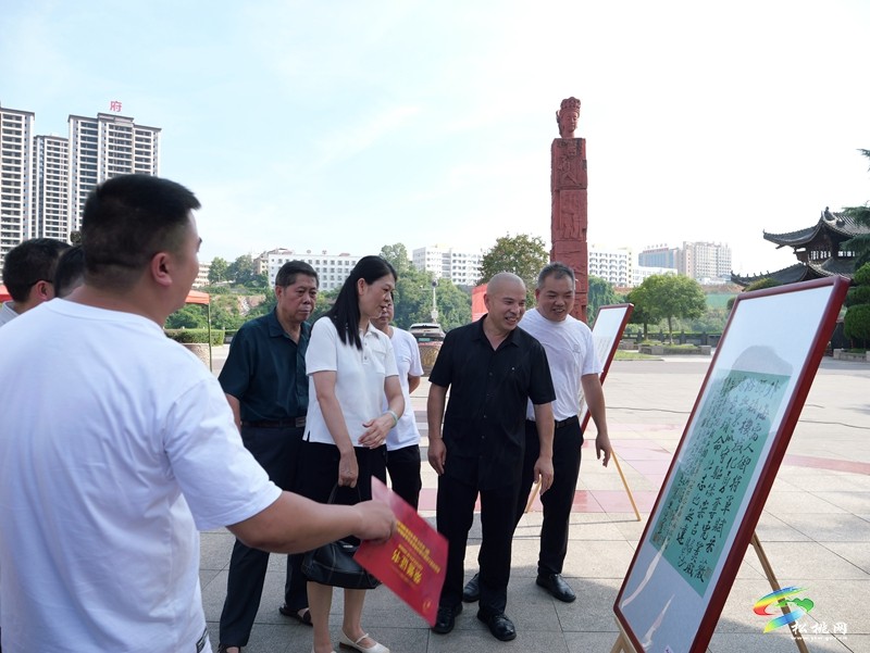 紀(jì)念中國人民抗日戰(zhàn)爭(zhēng)暨世界反法西斯戰(zhàn)爭(zhēng)勝利80周年 銅仁市青年書法家書法篆刻精品展開幕