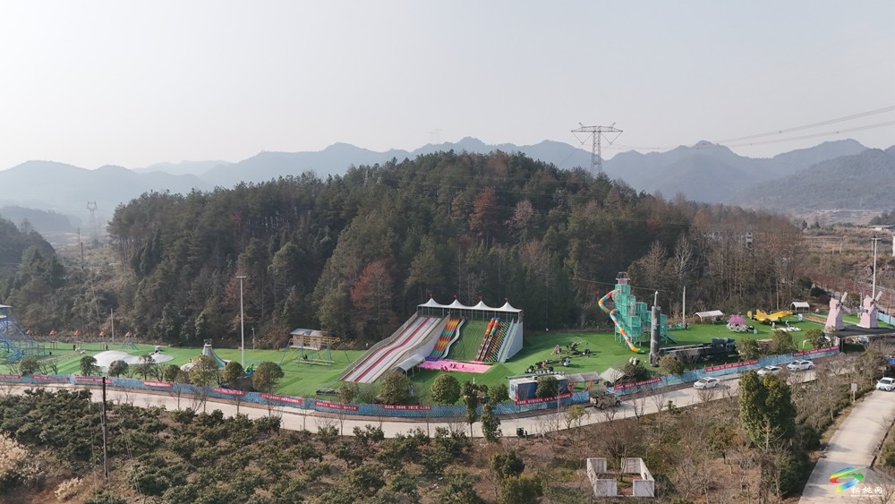 飛機(jī)、坦克……雄兵利器重磅亮相大坪七彩樂(lè)園！遛娃娛樂(lè)、國(guó)防教育兩不誤