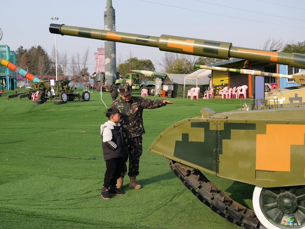飛機(jī)、坦克……雄兵利器重磅亮相大坪七彩樂(lè)園！遛娃娛樂(lè)、國(guó)防教育兩不誤
