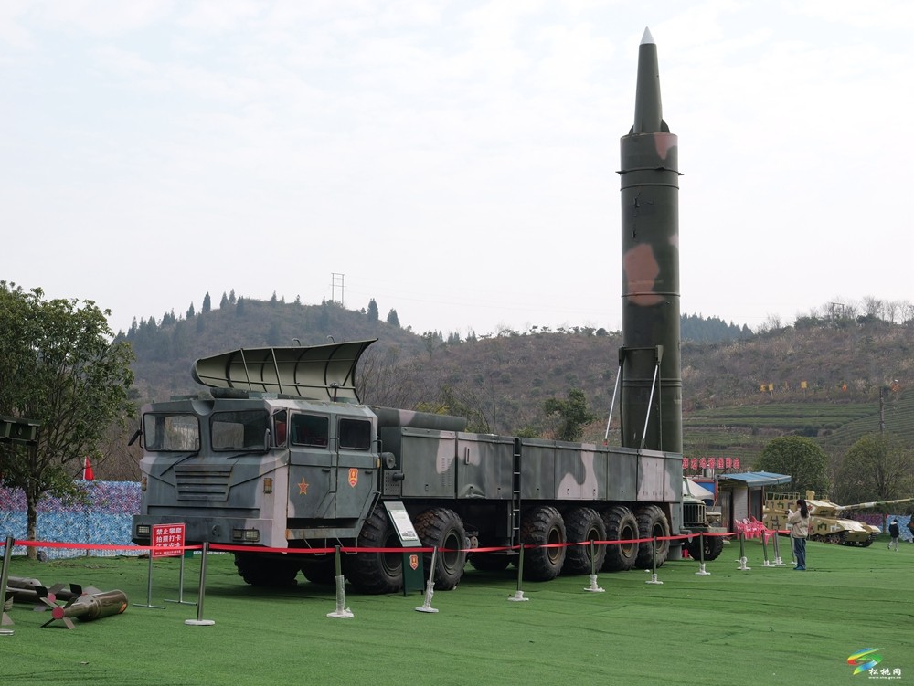 飛機(jī)、坦克……雄兵利器重磅亮相大坪七彩樂(lè)園！遛娃娛樂(lè)、國(guó)防教育兩不誤