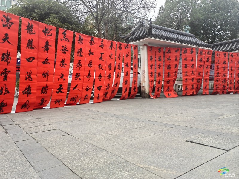松桃孟溪鎮(zhèn)開展2025年“文化暖冬行·送福到萬家”迎新春送春聯(lián)活動