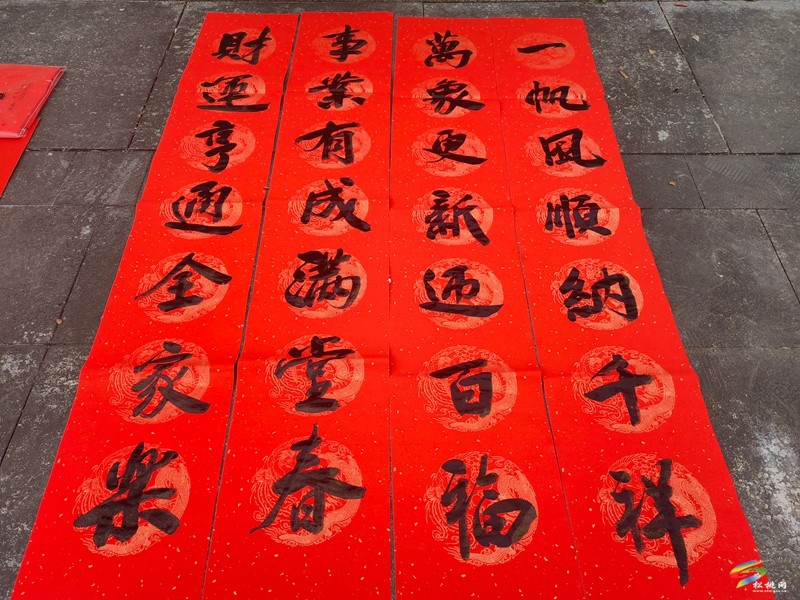 松桃孟溪鎮(zhèn)開展2025年“文化暖冬行·送福到萬家”迎新春送春聯(lián)活動
