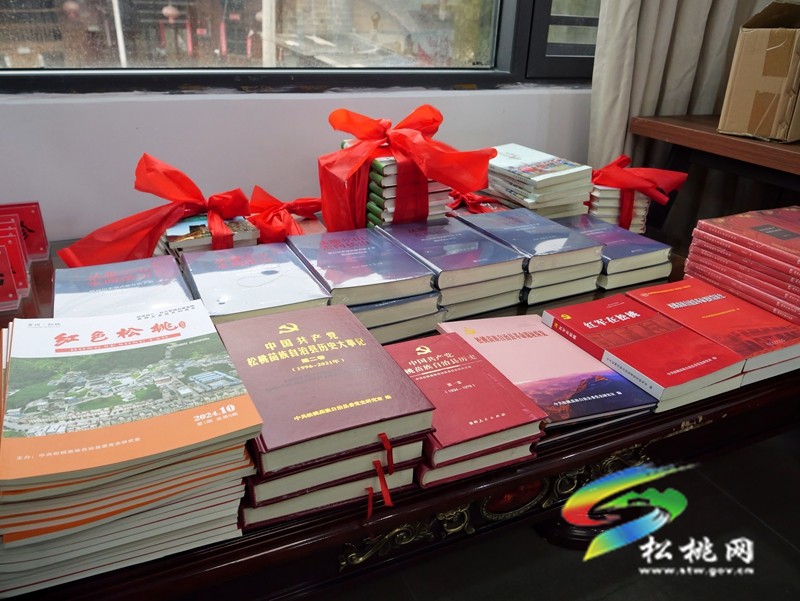 松桃舉行“百川書屋”揭牌儀式暨首屆“百川書屋·書香村寨” 培根鑄魂愛國主義教育讀書沙龍活動
