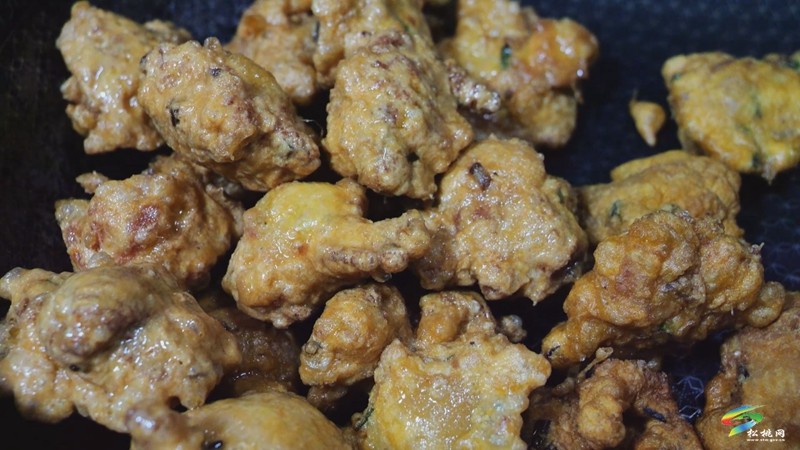 【網(wǎng)絡(luò)中國節(jié)·春節(jié)】春節(jié)炸酥肉 金黃寓意富 年味濃又足