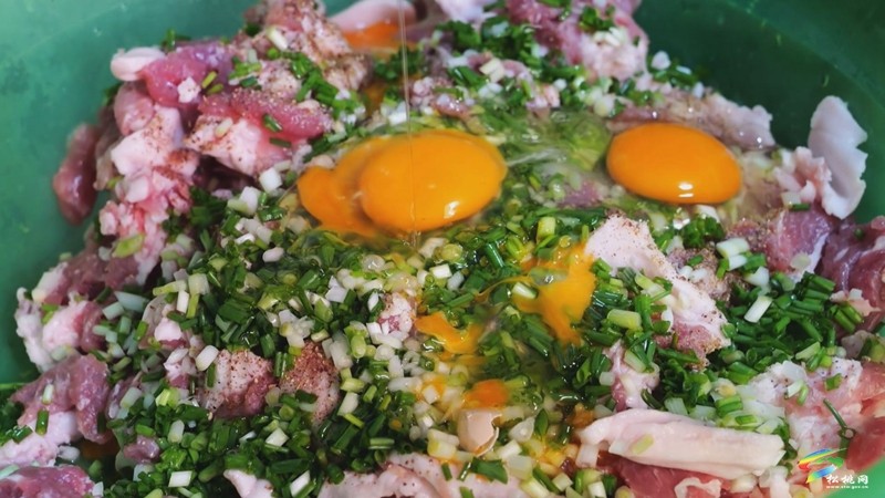 【網(wǎng)絡(luò)中國節(jié)·春節(jié)】春節(jié)炸酥肉 金黃寓意富 年味濃又足