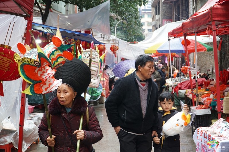 【網(wǎng)絡(luò)中國節(jié)·春節(jié)】松桃：新年趕大集 盡顯煙火氣