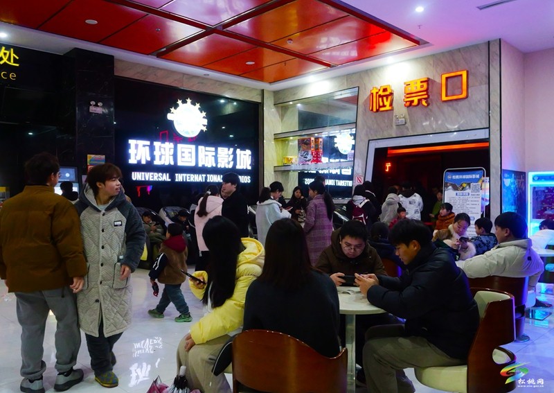 【網(wǎng)絡(luò)中國節(jié)·春節(jié)】電影院“人從眾” 春節(jié)檔點(diǎn)燃文化消費(fèi)熱潮