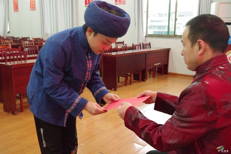 苗鄉(xiāng)醫(yī)界新傳奇：在校生拜師名醫(yī) 寒暑假變身“中醫(yī)小達人”