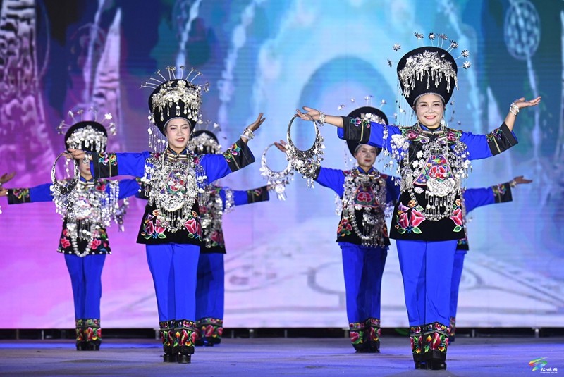 松桃：春之美——“民族非遺繡”銀飾服裝展演盛大啟幕