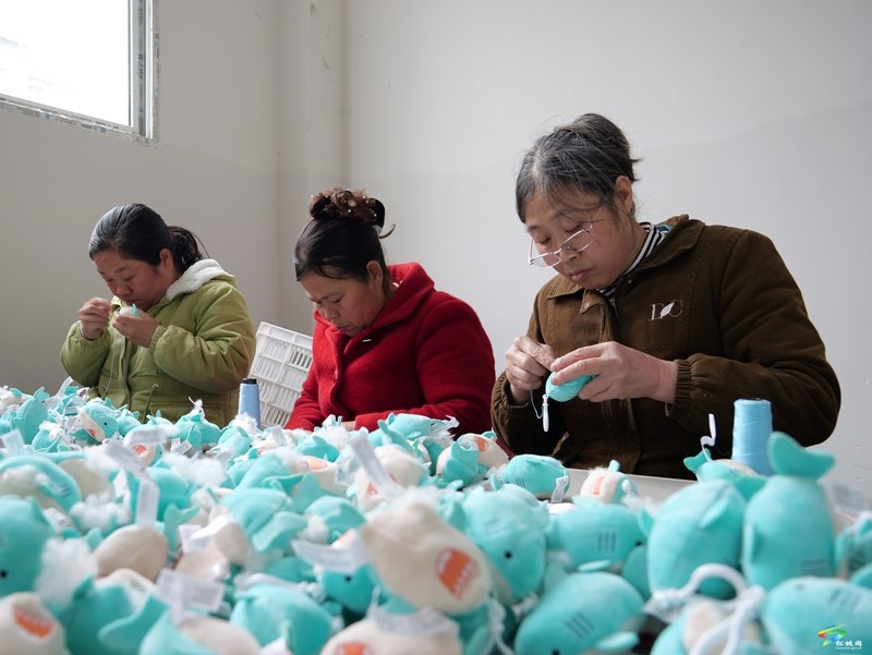 松桃：易地搬遷微工廠新春復(fù)工，訂單火爆年產(chǎn)值預(yù)估創(chuàng)新高