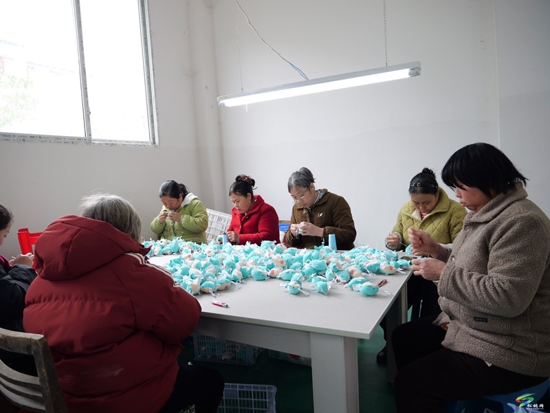松桃：易地搬遷微工廠新春復(fù)工，訂單火爆年產(chǎn)值預(yù)估創(chuàng)新高