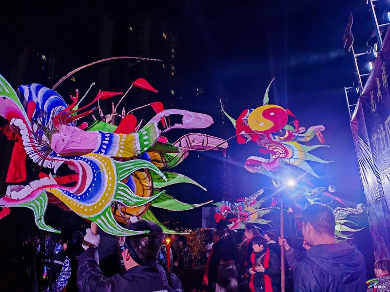 【網(wǎng)絡(luò)中國節(jié)·元宵】松桃馬田龍社區(qū)舉行“龍舞祥瑞·蛇啟新程”元宵“燈會”