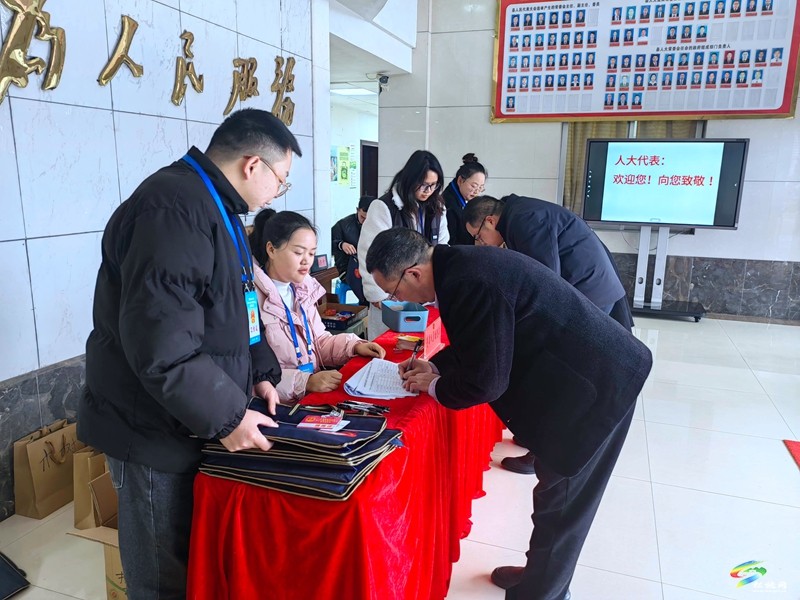 人大代表向大會報到