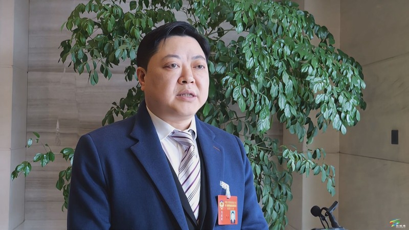 政協(xié)委員分組討論 建言獻(xiàn)策共謀新篇