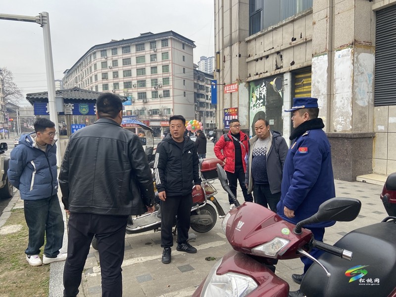松桃消防深入老舊住宅小區(qū)開展電動自行車消防安全檢查